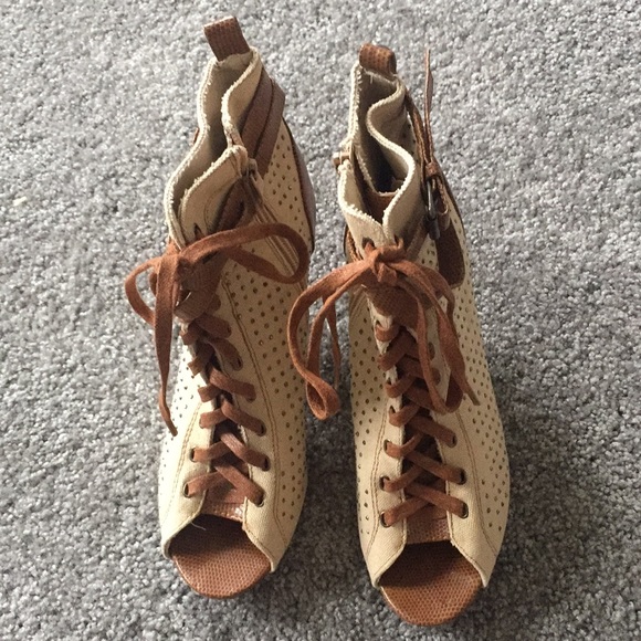 Shoes - Picture 2 of 4